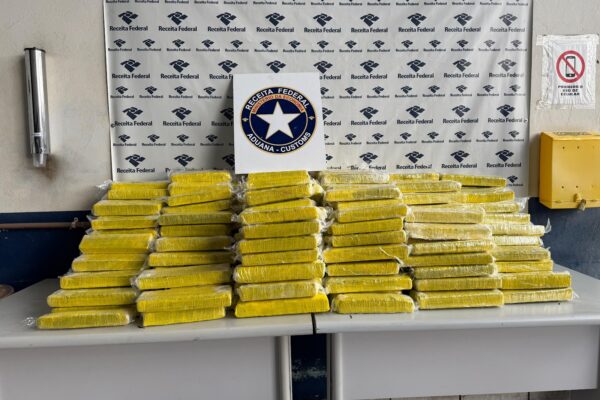 Baterias apreendidas em transportadora levavam R$ 700 mil em maconha