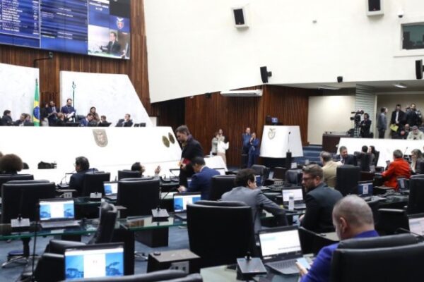 Esquerda vota contra o aumento dos professores do Paraná