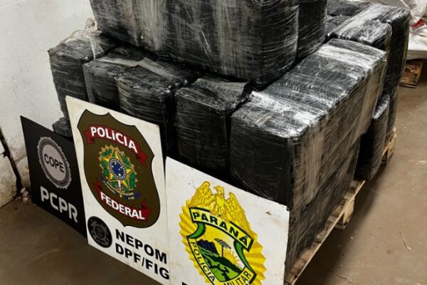 BPFRON e Polícia Federal apreendem mais de 400 kg de maconha em porto clandestino