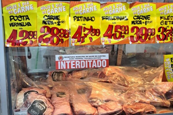 PCPR e Vigilância Sanitária autuam mercado por irregularidades sanitárias em Curitiba