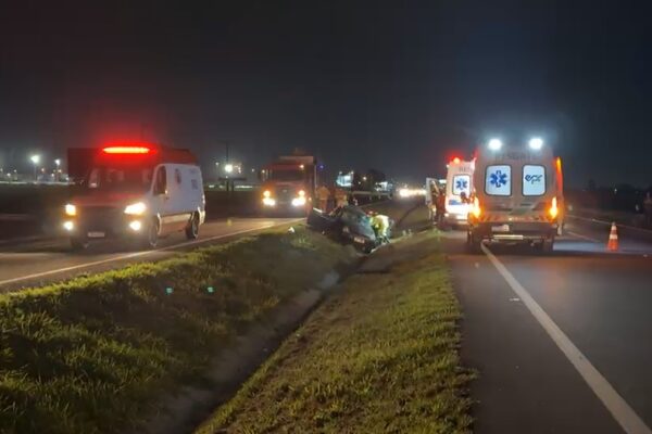 Colisão entre carreta e carro deixa um morto e outro gravemente ferido na BR-277