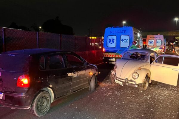 Motorista de fusca entra na contramão da BR-277 e provoca colisão frontal