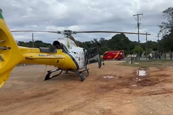 Motociclista é socorrido de helicóptero após acidente na Estrada da Ribeira
