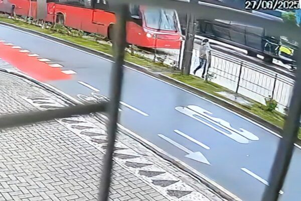 Mulher é socorrida em estado gravíssimo após atropelamento na canaleta do expresso em Curitiba