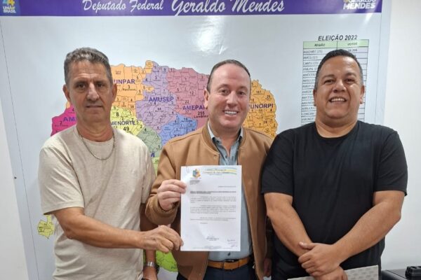 Vereador Panatto solicita apoio do deputado federal Geraldo Mendes para instalação da base provisória da Polícia Científica em Laranjeiras do Sul Vereador Bronca Panatto, chefe de gabinete Marcos Magalhães e o assessor Nildo Gavlik (Foto: Divulgação)