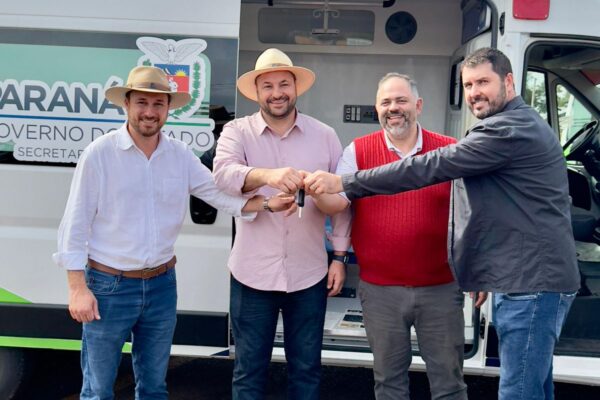 Legenda: Prefeito Jaison Mendes, deputado federal Geraldo Mendes, deputado estadual Artagão Júnior e o secretário municipal de Saúde, Fabiano Popia (Foto: Ascom/GM)