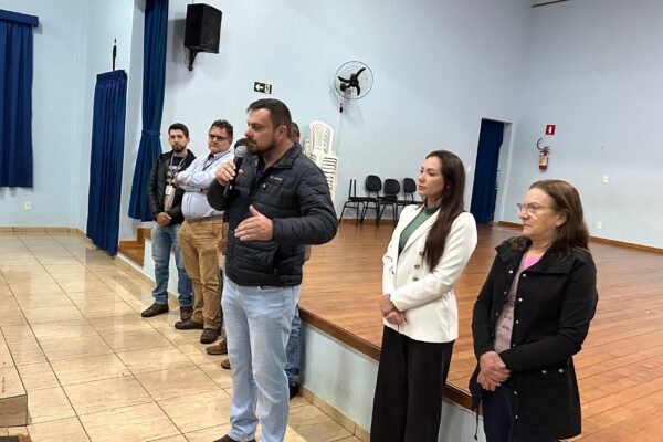Prefeito Fernando Mierzva, acompanhado da primeira-dama Gracielly Scherner da Rosa, secretária de Planjeamento, fizeram a abertura da audiência pública (Foto: Ascom/Virmond)