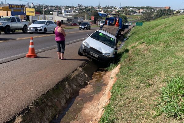 Colisão entre caminhão-tanque e Fiesta termina com veículo na valeta da BR-277 em Cascavel