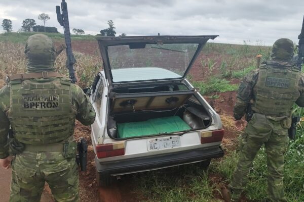 BPFRON e PF apreendem veículo com 250 pacotes de cigarros contrabandeados em Guaíra