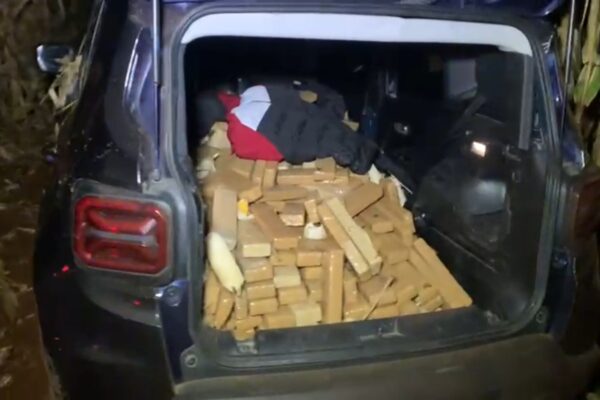 Motorista abandona carro com 300 kg de maconha e foge em plantação após perseguição na BR-277 em Cascavel
