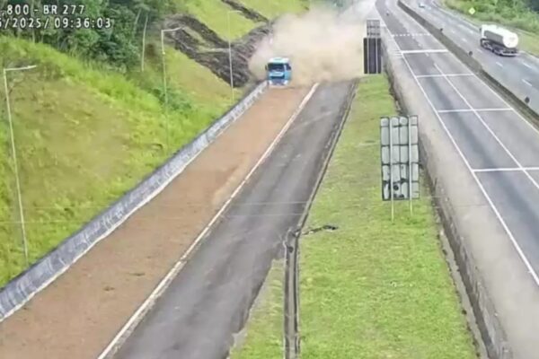 Caminhoneiro evita tragédia ao usar área de escape na BR-277 Manobra corajosa evitou uma desgraça na BR-277, em Morretes (Divulgação)