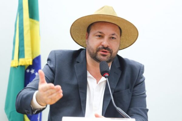 Deputado Geraldo Mendes propõe projeto de exame oftalmológico aos 6 meses de vida como complemento ao “teste do olhinho” Deputado Geraldo Mendes em comissão na Câmara Federal (Foto: inicius Loures/Agência Câmara de Notícias)