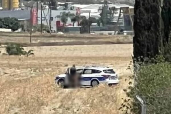 Escândalo em Chipre: Policiais Flagrados em Ato Sexual Dentro de Viatura em Plena Luz do Dia
