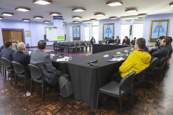 Prefeito inicia o trabalho para adotar fiação elétrica subterrânea em Curitiba