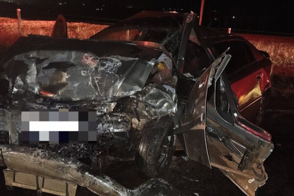 Colisão frontal na BR-376 deixa um morto e dois feridos em estado grave