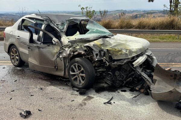Motorista sai ileso de acidente com caminhão na BR-277; passageiro teve fraturas