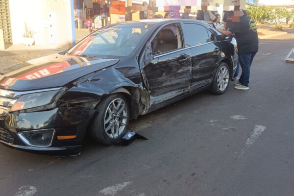 Colisão frontal entre veículos deixa mulher ferida no bairro Floresta, em Cascavel