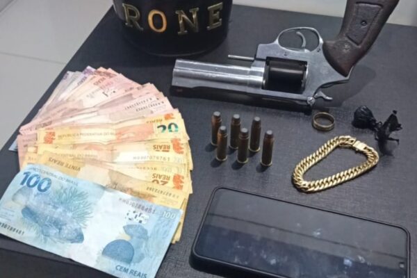 RONE aborda indivíduo e encontra revólver e cocaína