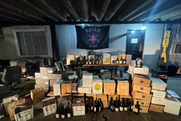 ROTAM recebe denúncia e encontra 700 garrafas de vinho de descaminho na CIC