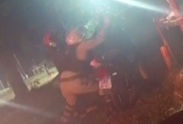 Vídeo mostra momento em que motociclista é detido após tentar fugir da PM em Cascavel