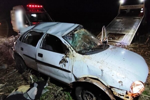 Dupla fura blitz, capota carro durante fuga e acaba presa em Nova Santa Rosa