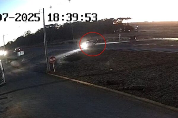 Câmera de segurança flagra o momento do acidente que deixou motociclista ferido na BR-277 em Santa Tereza do Oeste