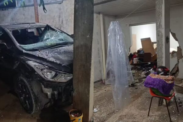 Homem joga carro contra a própria casa após esposa não querer ter relações sexuais com ele, no Paraná
