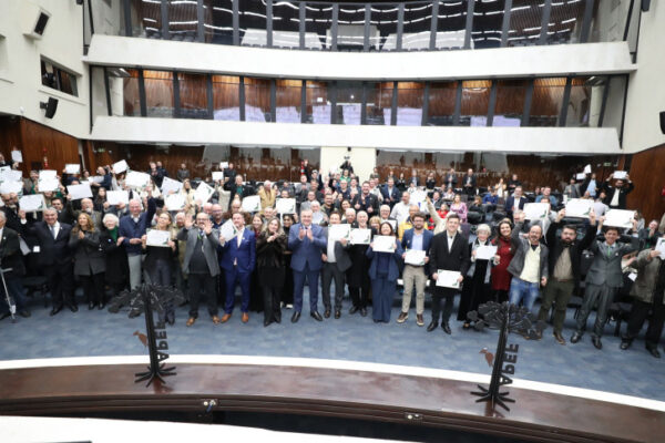 Engenheiros Florestais do Paraná Homenageados em Sessão Solene na Assembleia Legislativa
