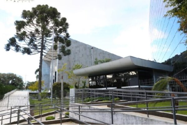 Redução do IPVA e Assembleia nos Bairros marcam a semana da Alep