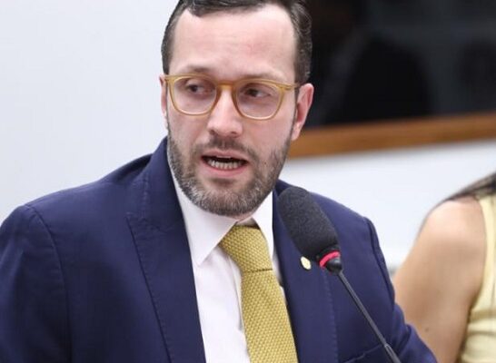 Filipe Barros detona governo Lula por venda de nossas reservas minerais