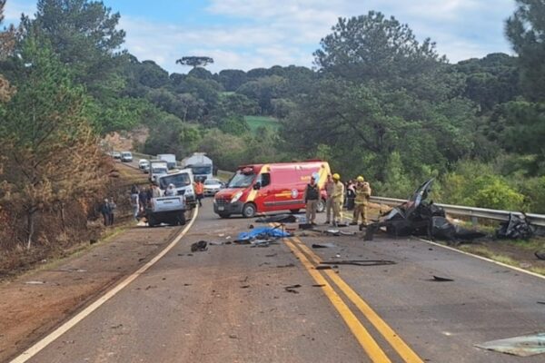 Carro se partiu ao meio após a forte colisão (Foto: Divulgação/Campo Aberto FM 94.1)