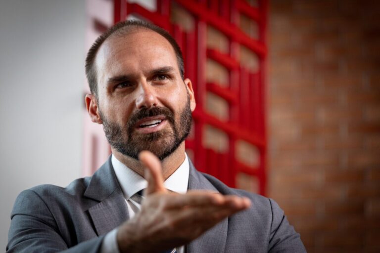 Polícia Federal investiga Eduardo Bolsonaro por possíveis crimes