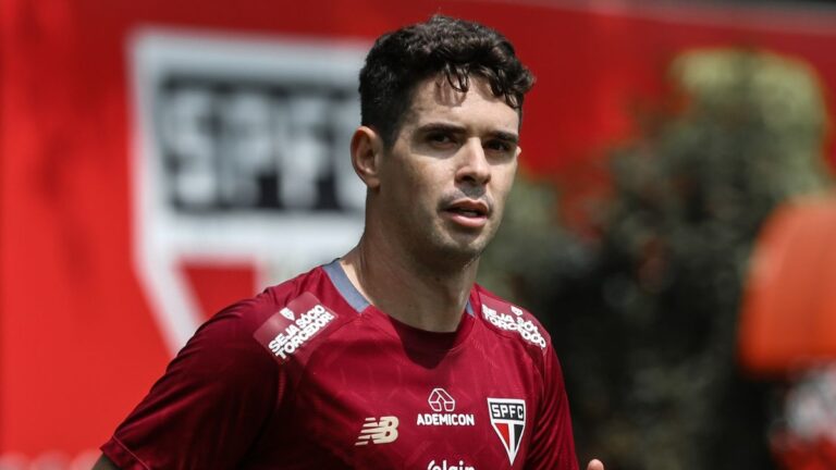 Oscar pode retornar ao São Paulo em momento crucial