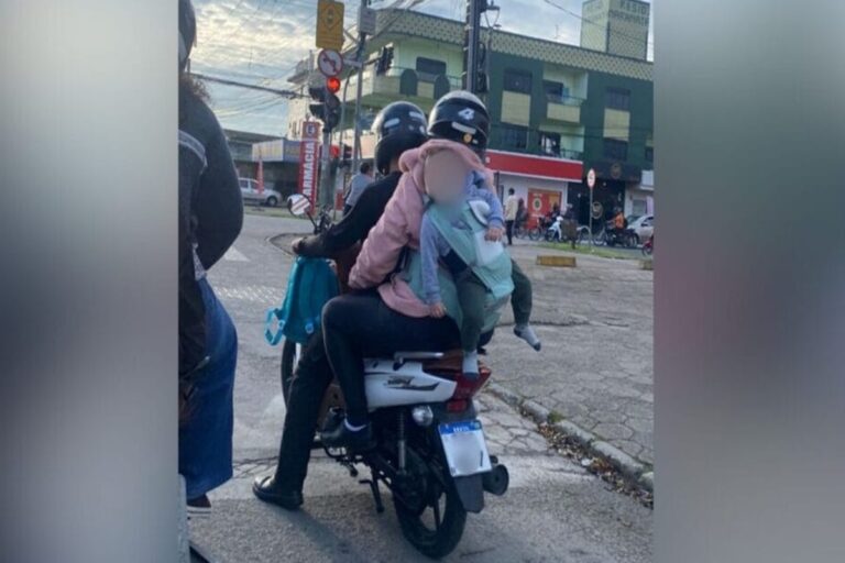 Bebê transportado irregularmente na garupa de moto em Itajaí