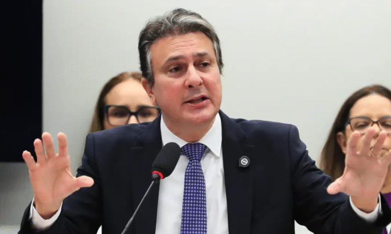 Ministro da Educação pede cobrança sobre PEC da Blindagem
