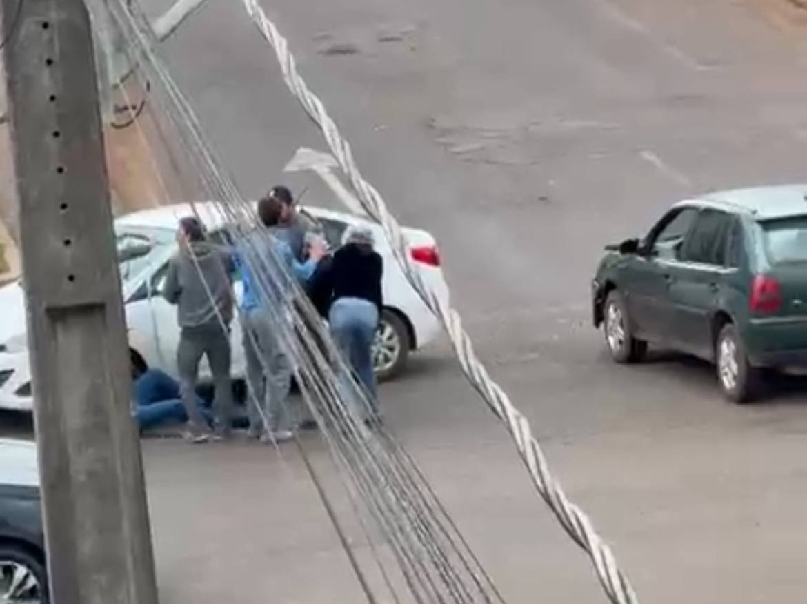 Momento em que populares tentam contar o autor das agressões (Filmagem)
