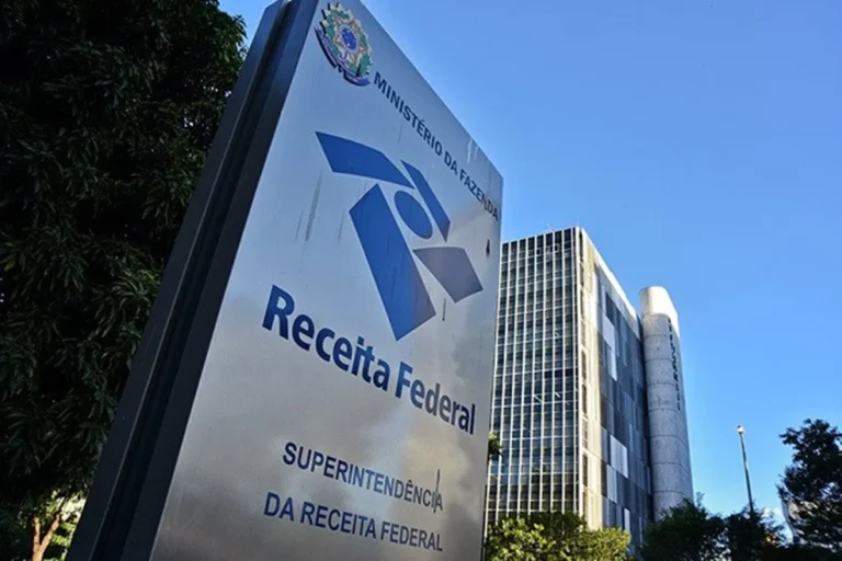 Receita Federal paga 1º lote residual da restituição do IR 2025