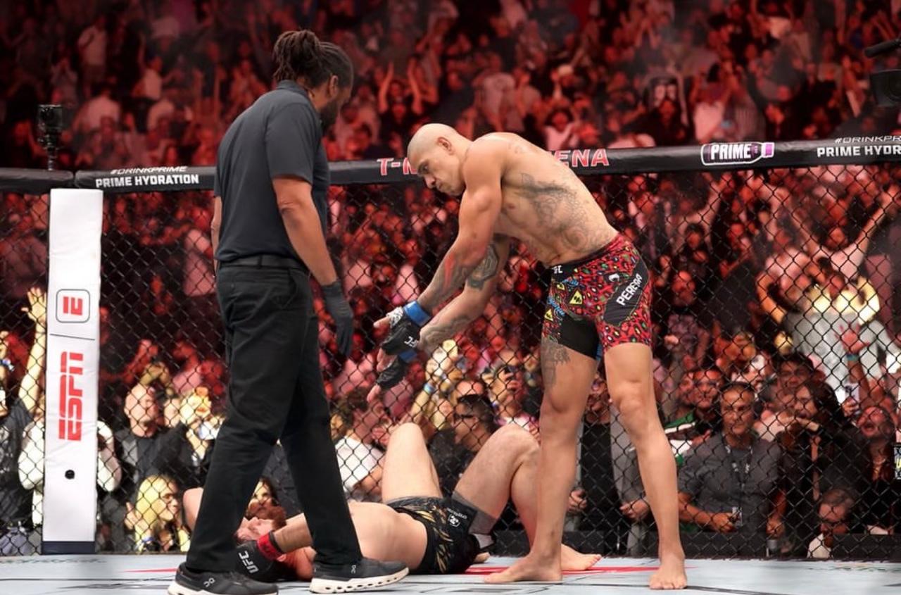 Poatan Destrona Procházka com Nocaute Brutal e Desafia Jon Jones Após Triunfo no UFC 320