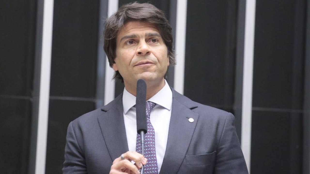 Reforma Administrativa Avança no Congresso, Impondo Limites a Estados e Municípios, Enquanto União Mantém Gasto Livre