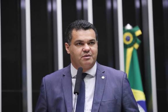 PF mira deputado do União Brasil em aeroporto: Operação Overclean avança
