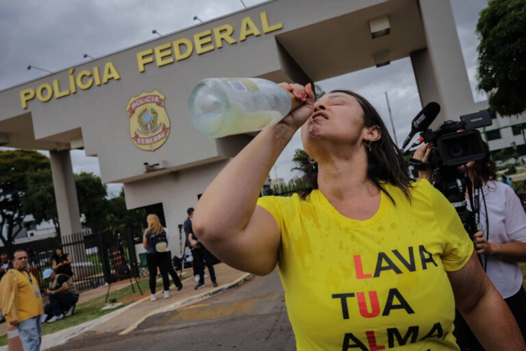 Comemorações e protestos marcam prisão de Jair Bolsonaro