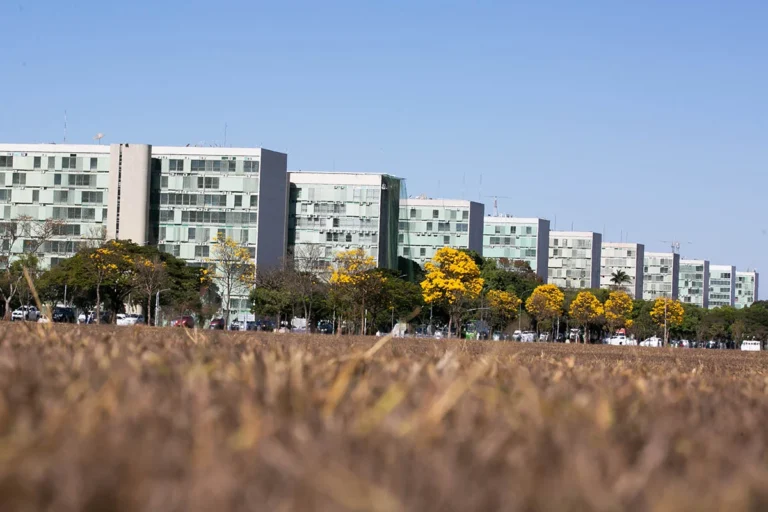 Deputados recuam e retiram apoio à PEC da reforma administrativa