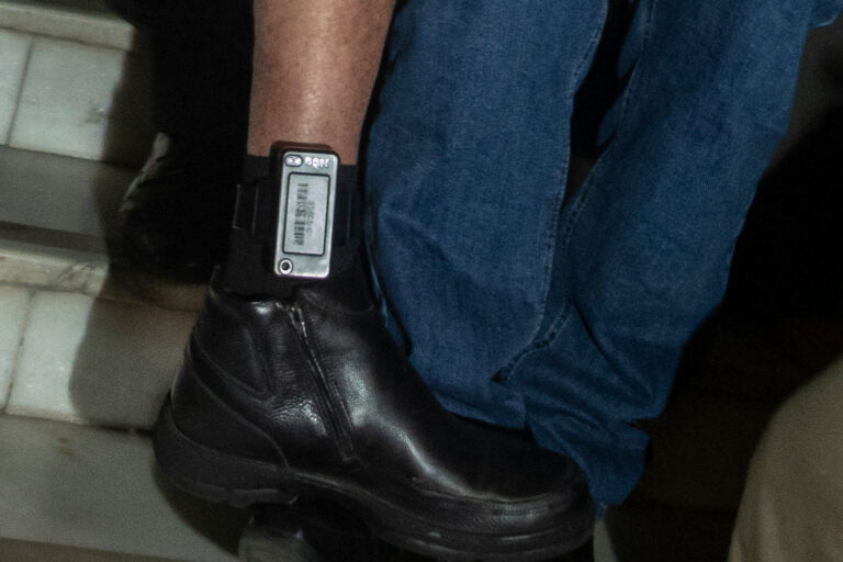 Prazo da defesa de Bolsonaro para justificar violação da tornozeleira se encerra hoje