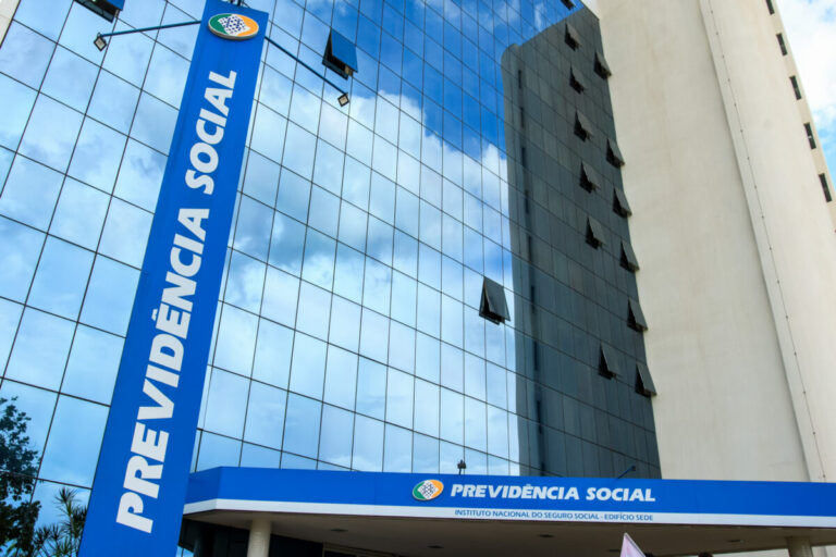 Senado aprova lei que proíbe descontos associativos no INSS