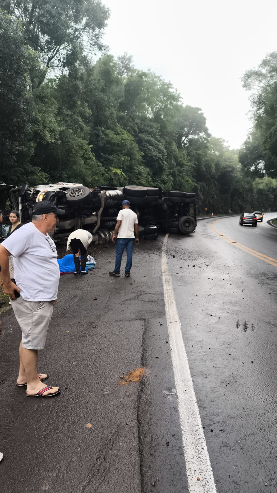 Acidente é registrado próximo à ponte do Rio Cavernoso na BR-277 em Cantagalo