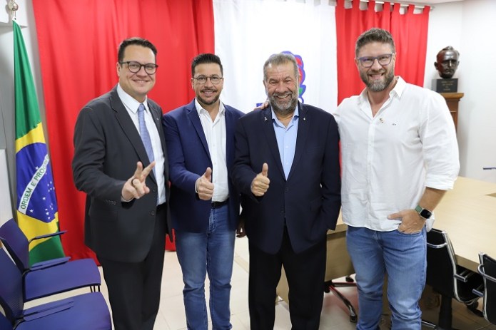 Pedindo a benção para aliança de esquerda no Paraná