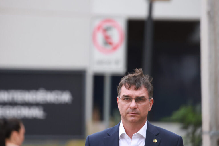 Flávio Bolsonaro chama de "momento sombrio" decisão do STF sobre pai