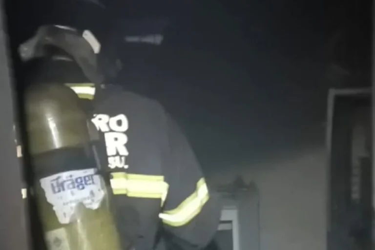 Incêndio em Corumbá causado por vela acesa resulta em destruição de casa