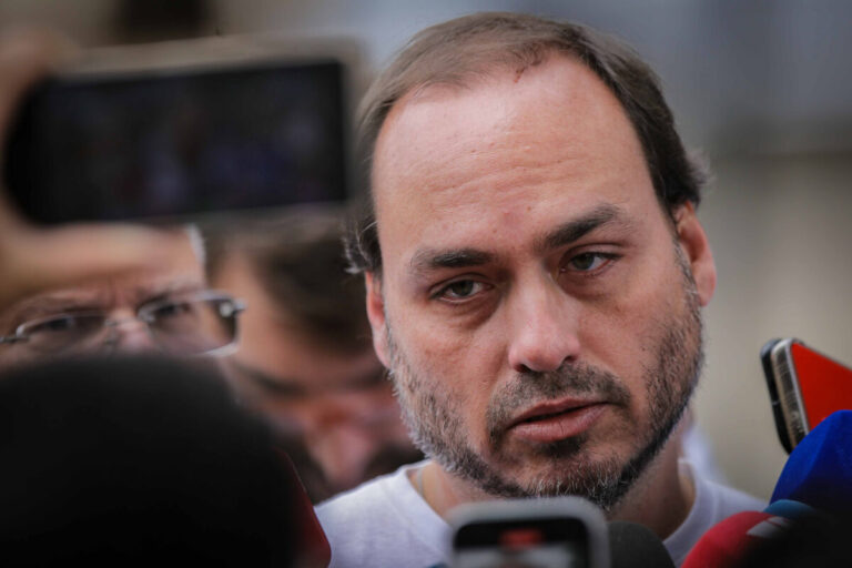 Carlos Bolsonaro solicita a Moraes nova data para visitar Jair na prisão