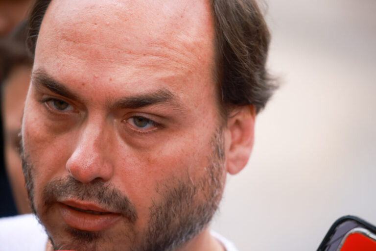 Carlos Bolsonaro critica falta de informações sobre Jair Bolsonaro